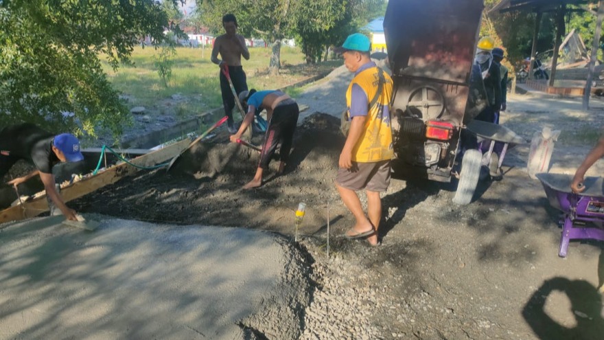 Permintaan Masyarakat, Pemdes Tobadak Mateng Bangun Rabat Beton di Dusun Yudha Mulya
